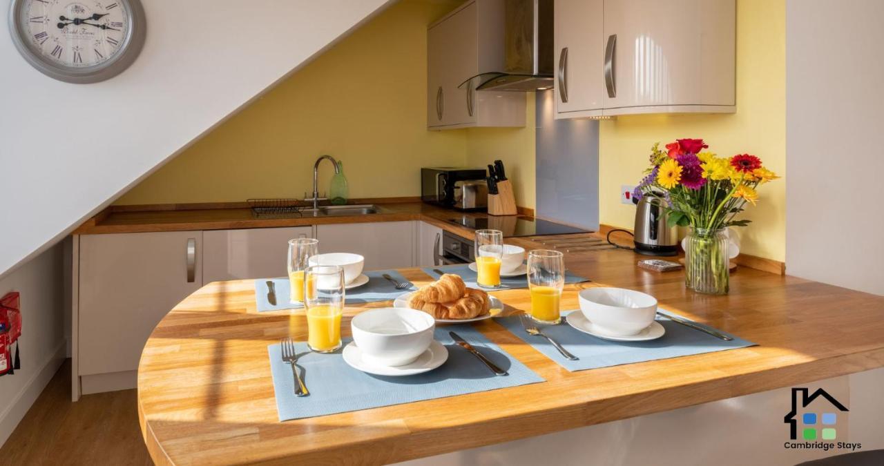 Apartment - 2br Flat - Walk To Train Station & The Centre - Prime Location - Free Allocated Parking *