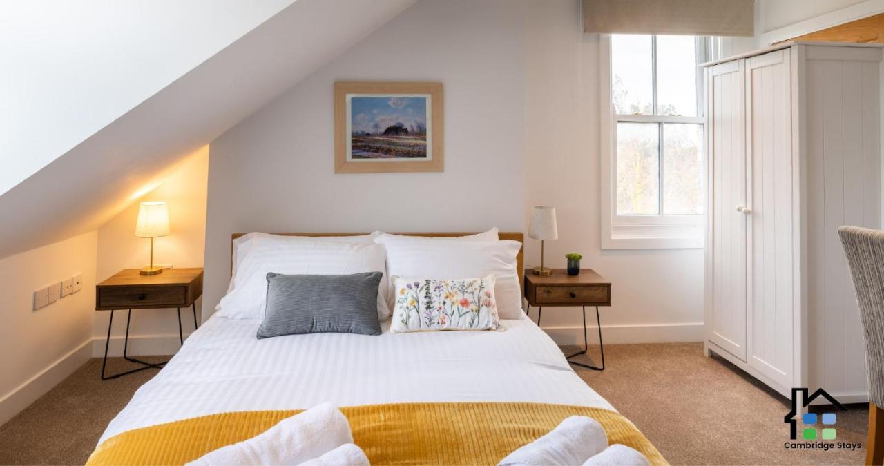 - 2br Flat - Walk To Train Station & The Centre - Prime Location - Free Allocated Parking *