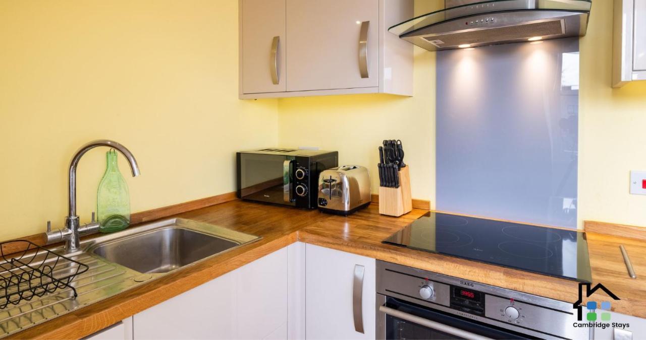 - 2br Flat - Walk To Train Station & The Centre - Prime Location - Free Allocated Parking *