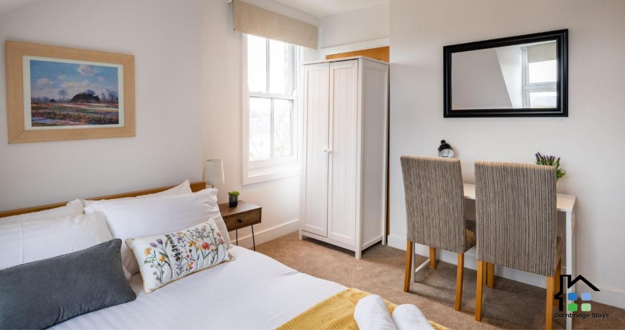 - 2br Flat - Walk To Train Station & The Centre - Prime Location - Free Allocated Parking Apartment