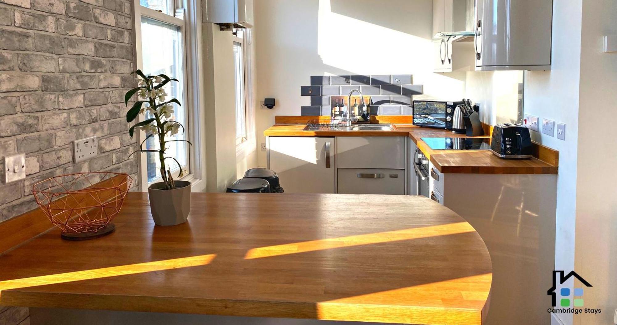 - 2br Flat - Walk To Train Station & The Centre - Prime Location - Free Allocated Parking Apartment